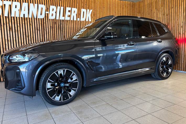 Grå BMW iX3 fra 2024