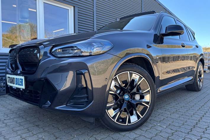 Grå BMW iX3 fra 2024