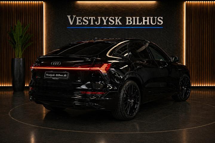 Sort Audi e-tron fra 2022