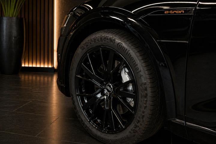 Sort Audi e-tron fra 2022