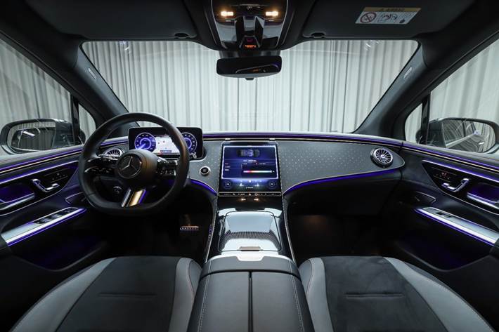 Grøn Mercedes EQE350 SUV fra 2024