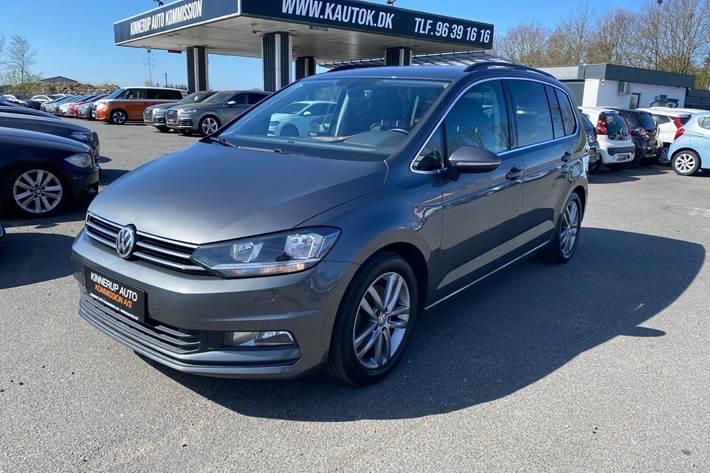 Grå VW Touran fra 2017