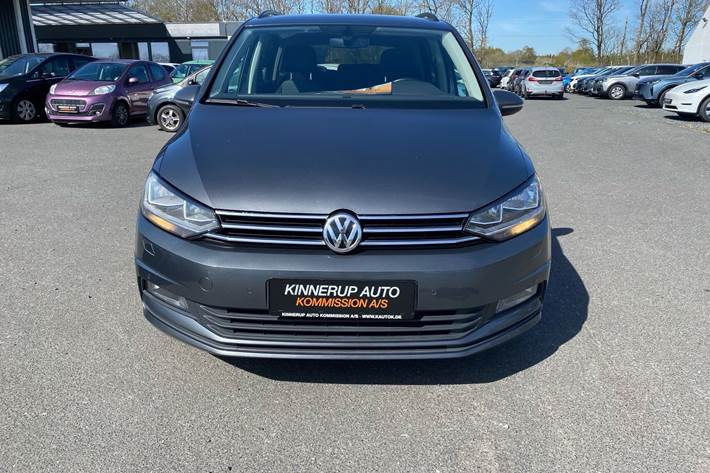 Grå VW Touran fra 2017