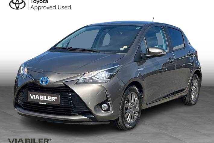 Bronze Toyota Yaris fra 2017 set udefra