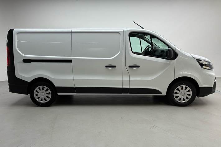 Hvid Nissan Primastar fra 2025
