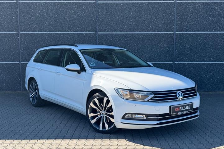 Hvid VW Passat fra 2017 set udefra
