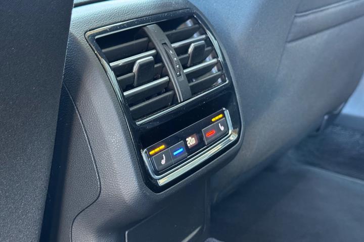 Hvid VW Passat fra 2017