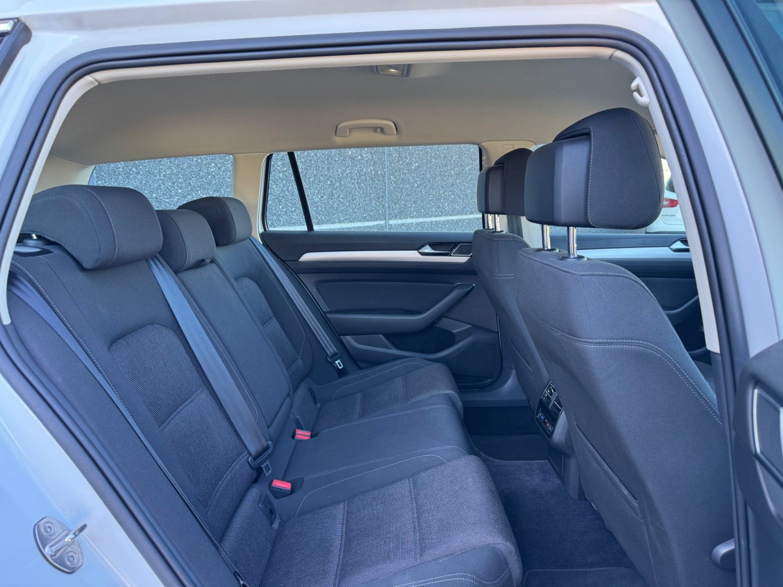 Hvid VW Passat fra 2017
