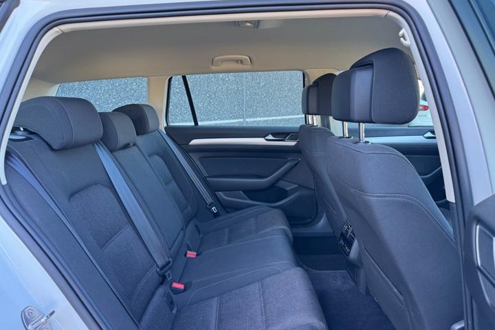 Hvid VW Passat fra 2017