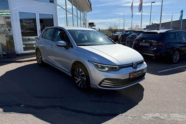 Sølv VW Golf VIII fra 2021 set udefra