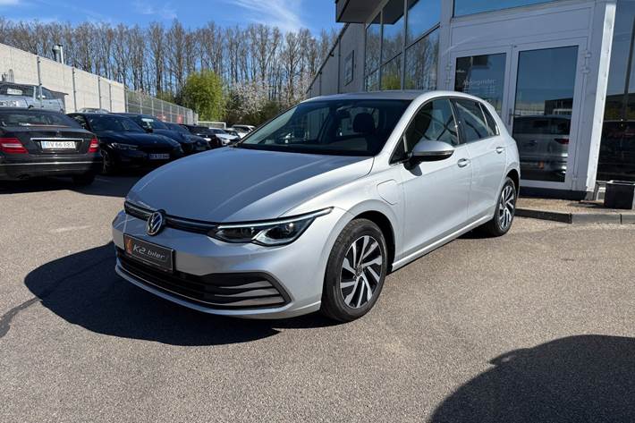 Sølv VW Golf VIII fra 2021