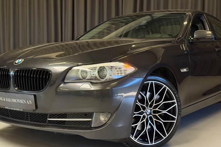 Grå BMW 530i fra 2012