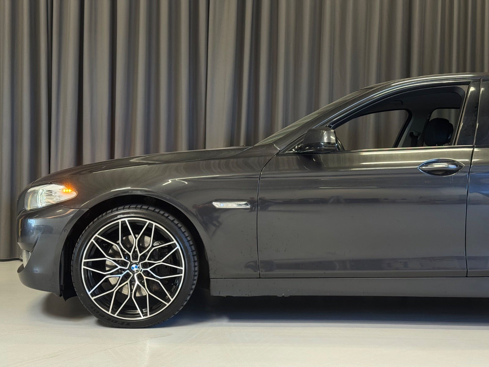 Grå BMW 530i fra 2012