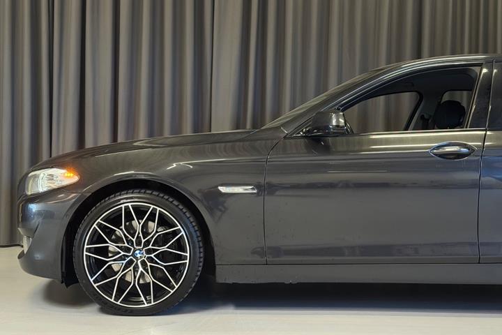 Grå BMW 530i fra 2012