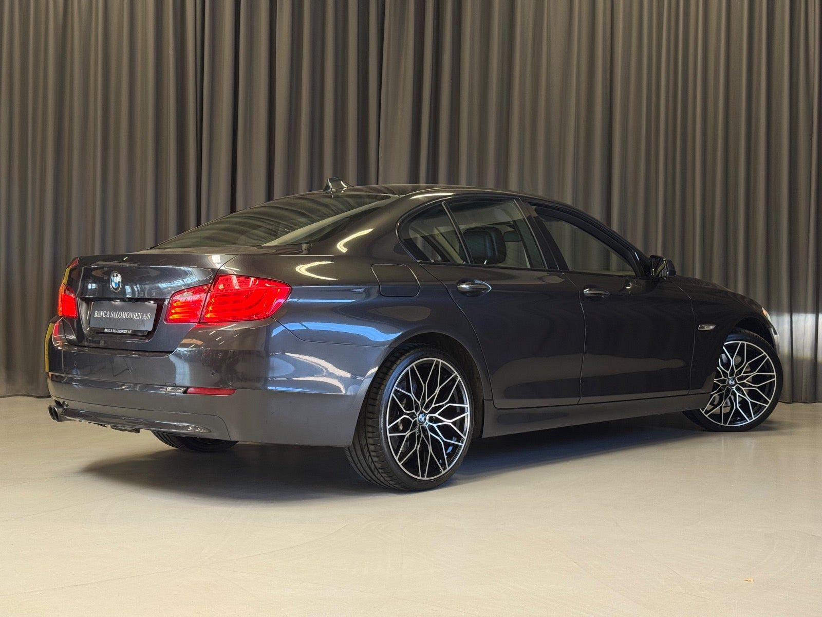 Grå BMW 530i fra 2012