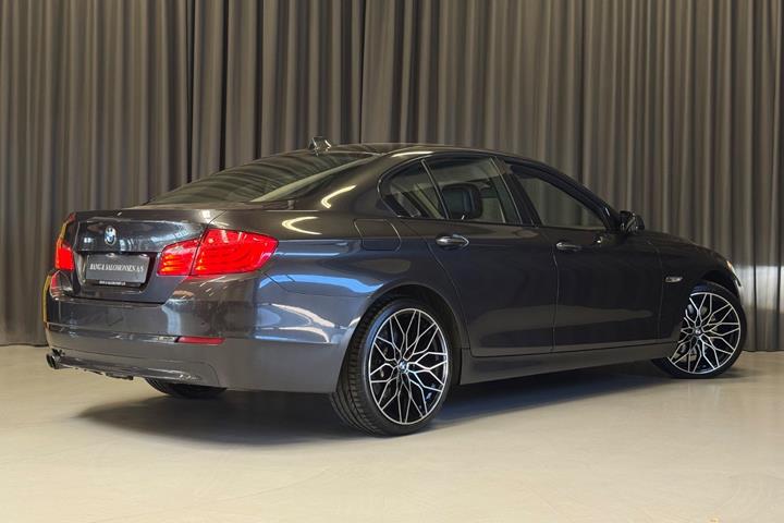 Grå BMW 530i fra 2012
