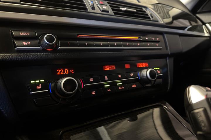 Grå BMW 530i fra 2012