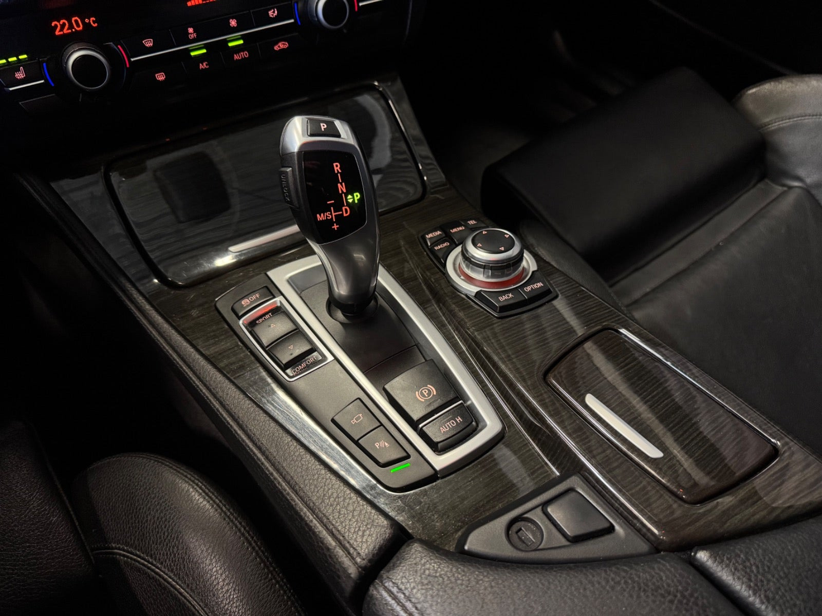 Grå BMW 530i fra 2012