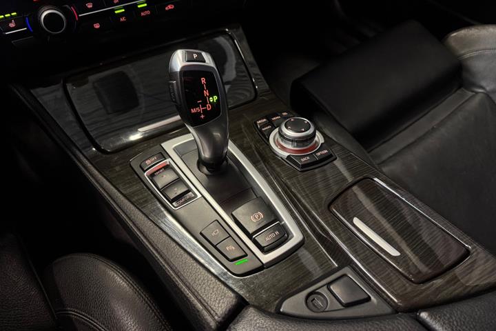 Grå BMW 530i fra 2012