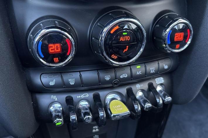 Sølv Mini Cooper SE fra 2023