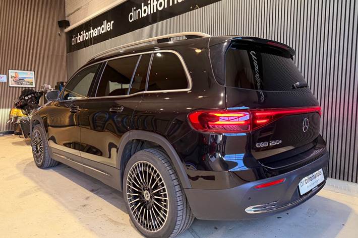 Sort Mercedes EQB250+ fra 2024