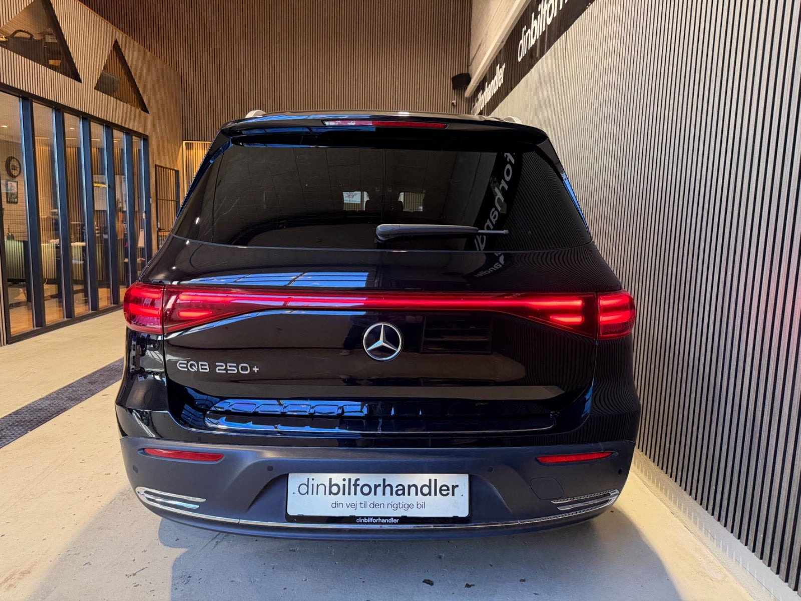 Sort Mercedes EQB250+ fra 2024
