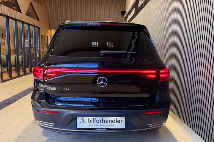 Sort Mercedes EQB250+ fra 2024