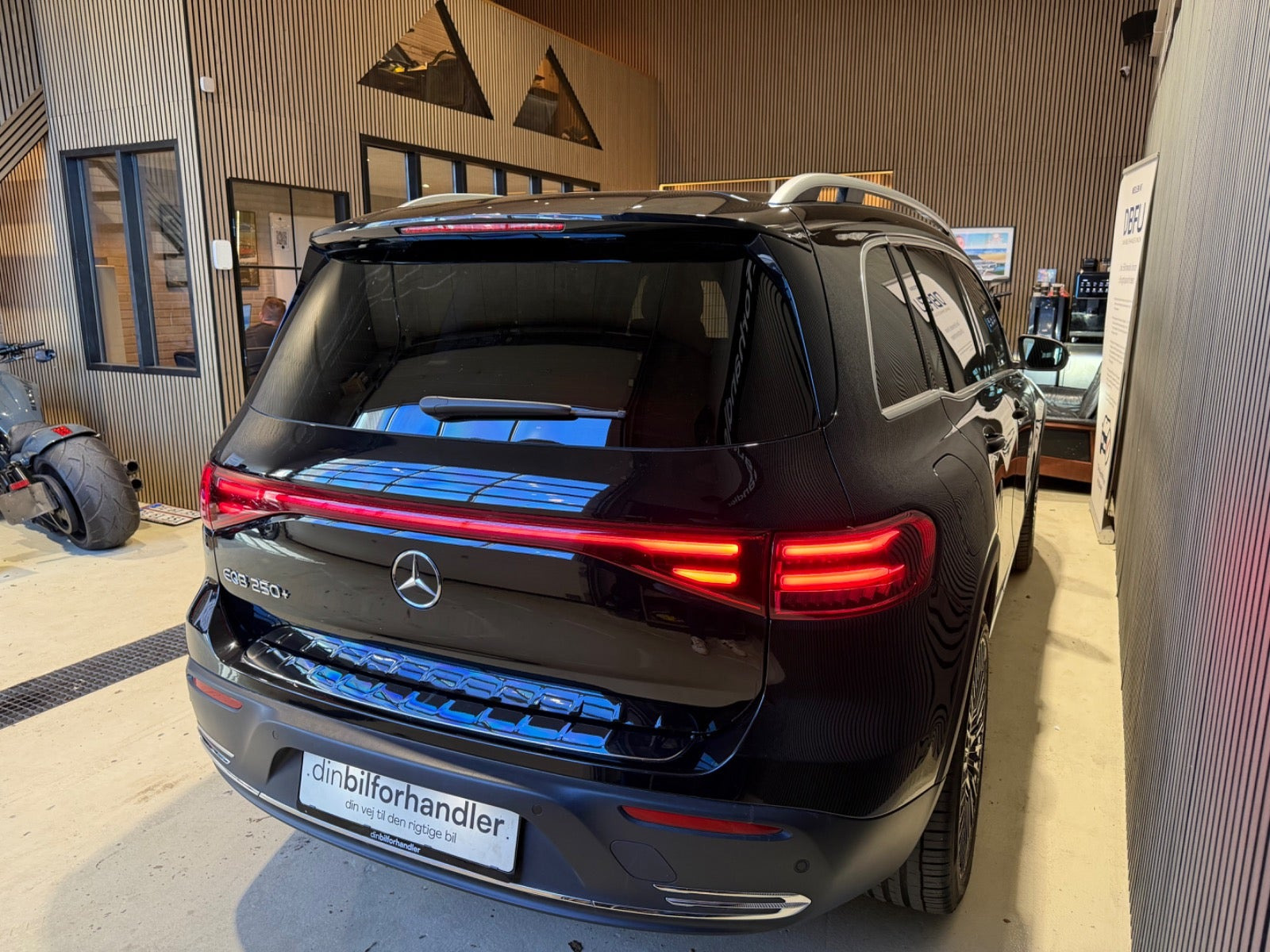 Sort Mercedes EQB250+ fra 2024