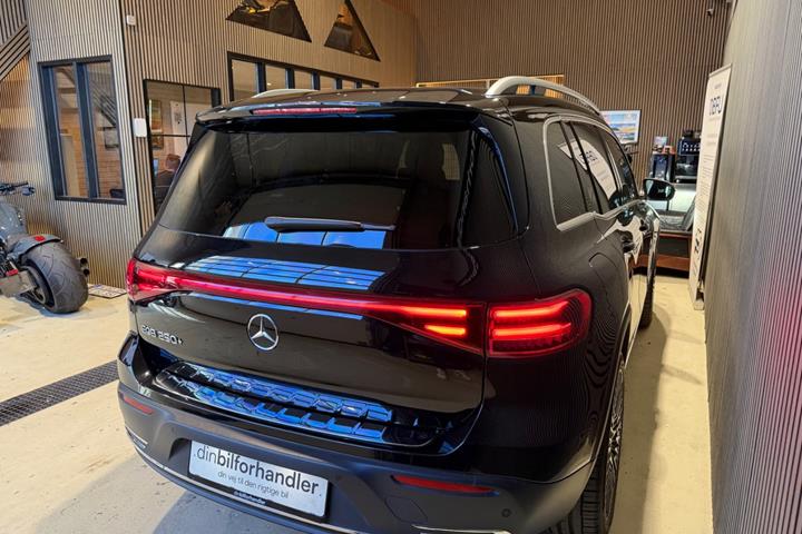 Sort Mercedes EQB250+ fra 2024