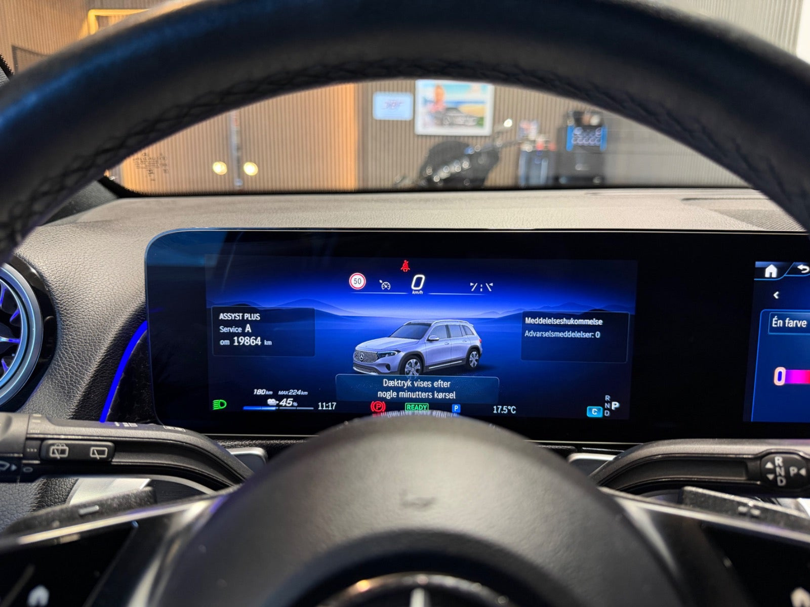 Sort Mercedes EQB250+ fra 2024