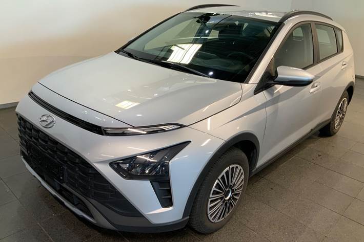 Sølv Hyundai Bayon fra 2022 set udefra