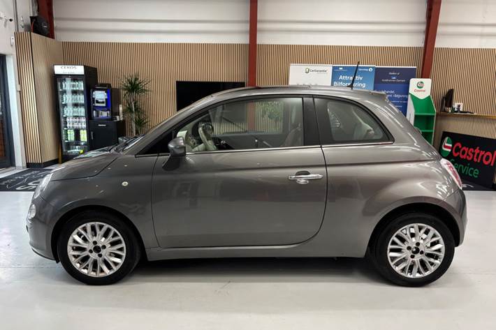 Grå Fiat 500 fra 2015