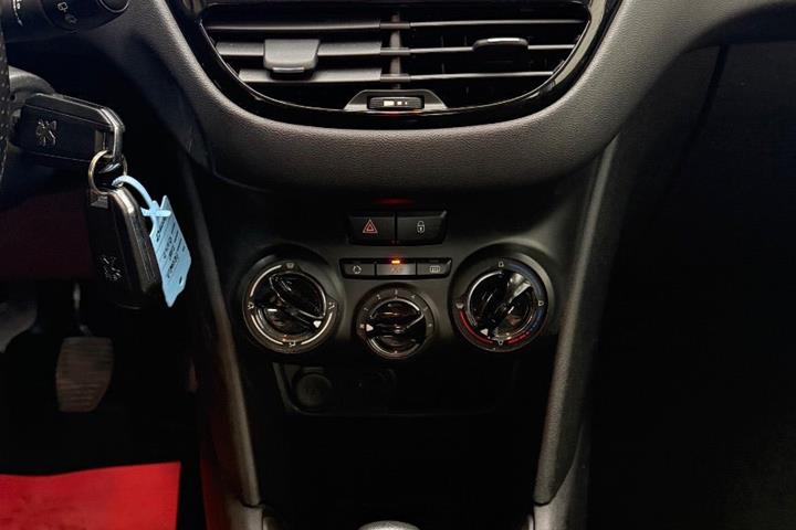 Sort Peugeot 208 fra 2015