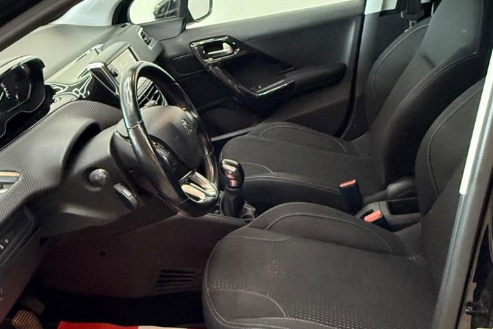 Sort Peugeot 208 fra 2015