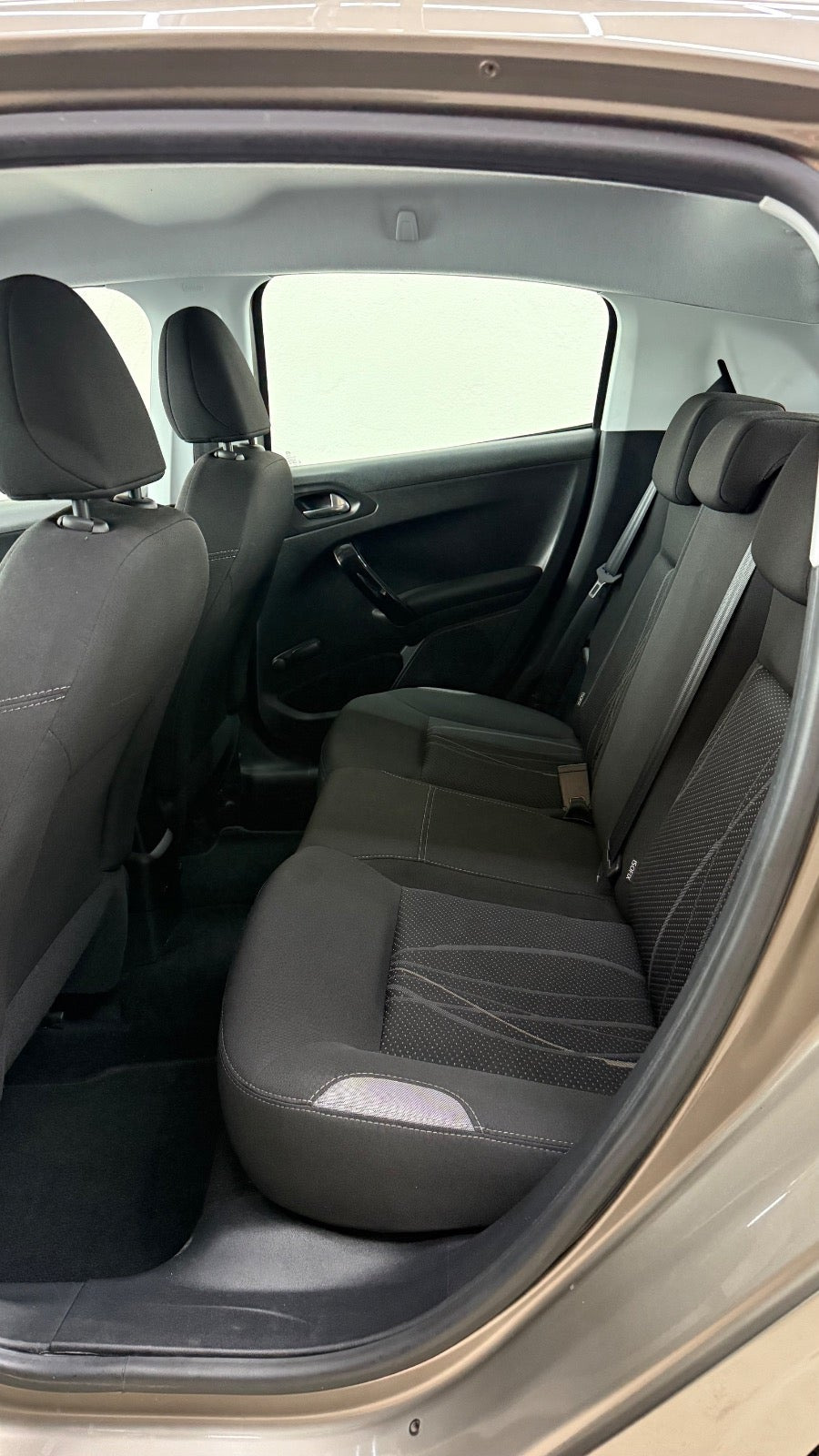 Sort Peugeot 208 fra 2015