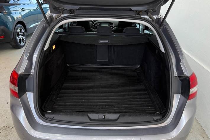 Grå Peugeot 308 fra 2017