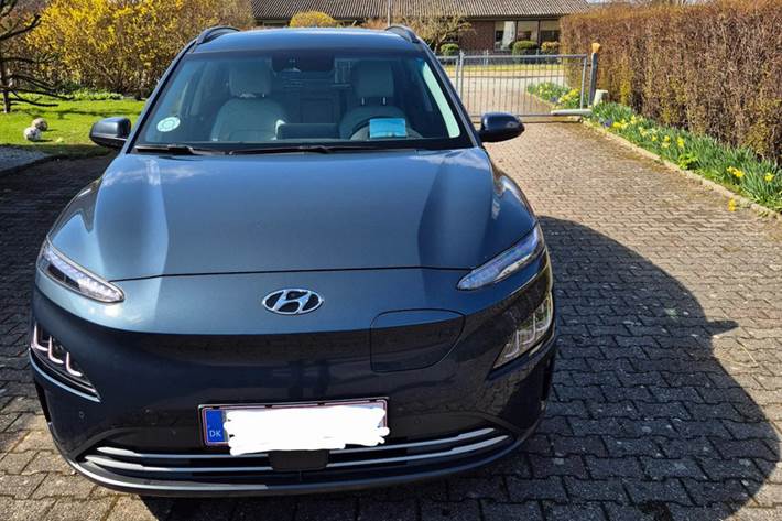 Grå Hyundai Kona fra 2023