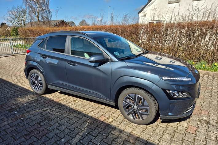 Grå Hyundai Kona fra 2023