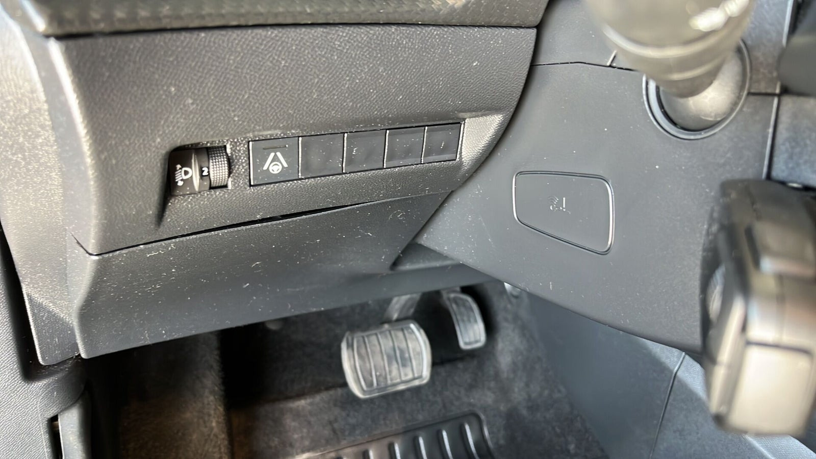 Grå Peugeot 2008 fra 2023