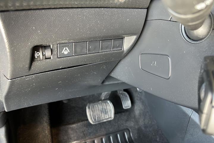 Grå Peugeot 2008 fra 2023