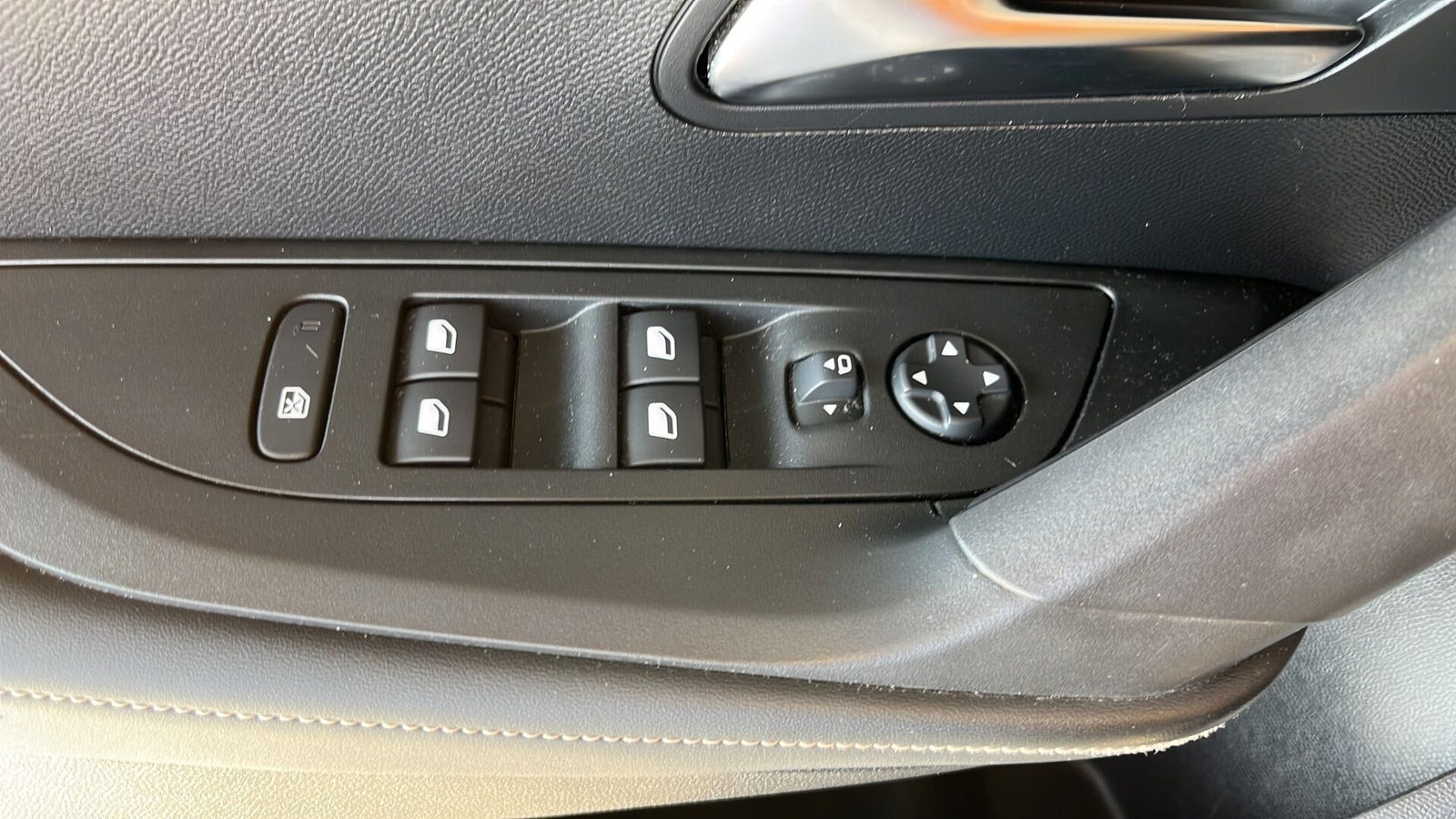 Grå Peugeot 2008 fra 2023
