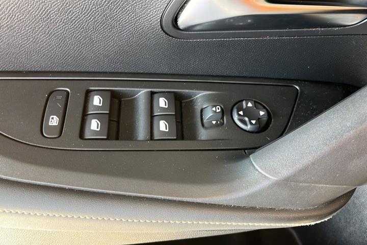 Grå Peugeot 2008 fra 2023