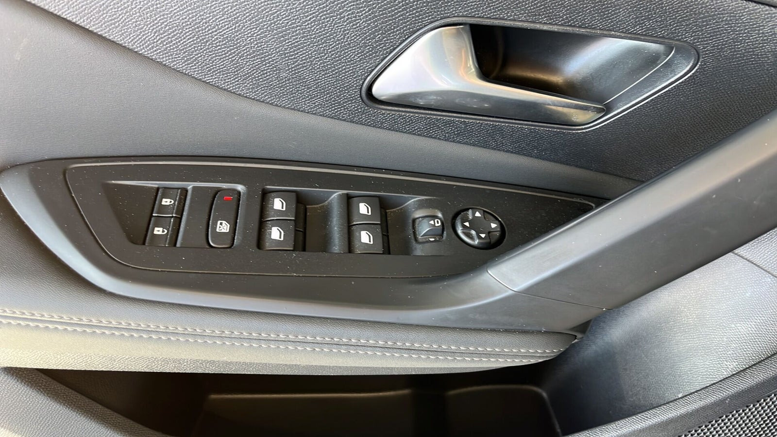 Grøn Peugeot 308 fra 2023