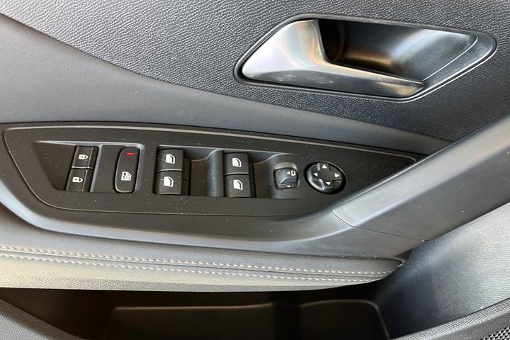 Grøn Peugeot 308 fra 2023