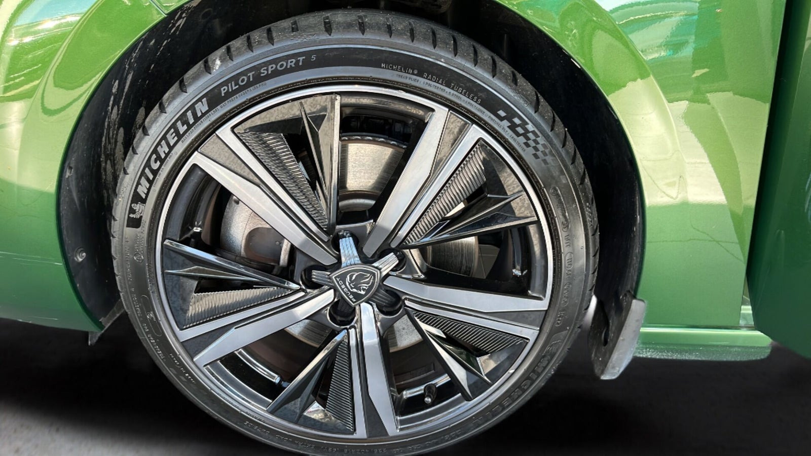 Grøn Peugeot 308 fra 2023