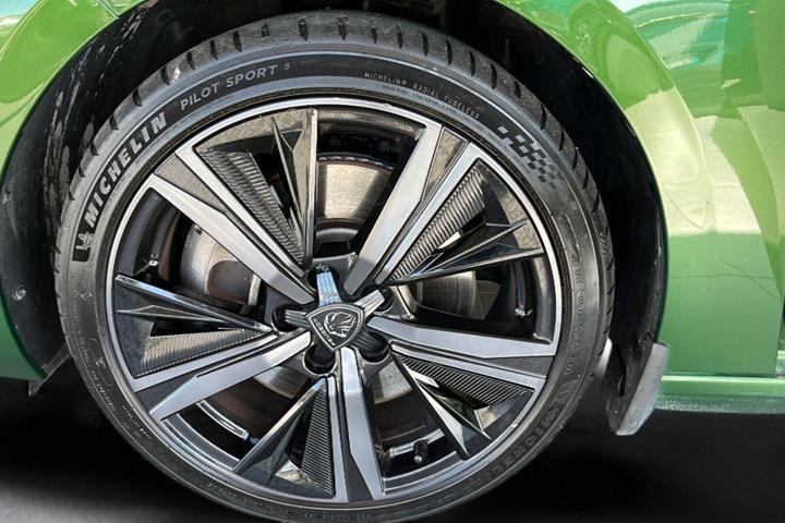 Grøn Peugeot 308 fra 2023