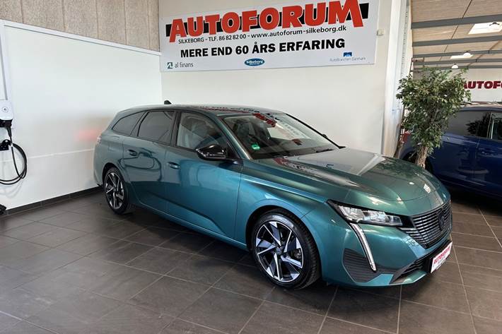 Blå Peugeot 308 fra 2022