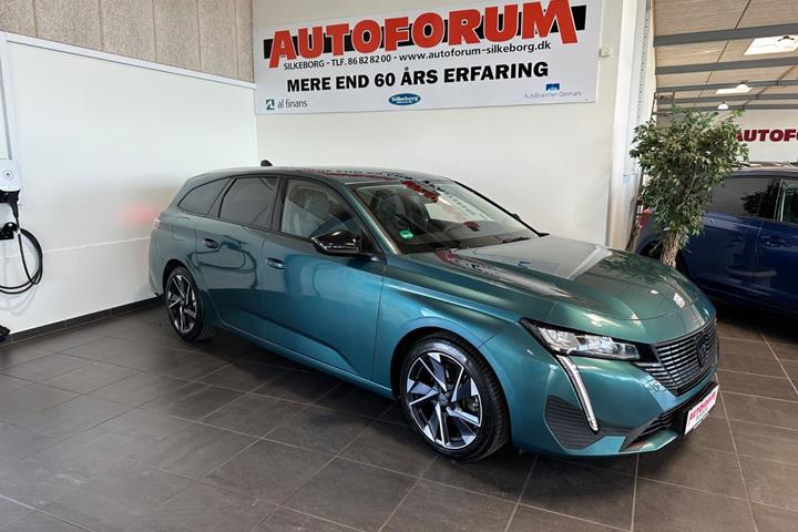 Blå Peugeot 308 fra 2022