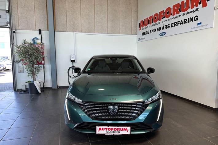 Blå Peugeot 308 fra 2022