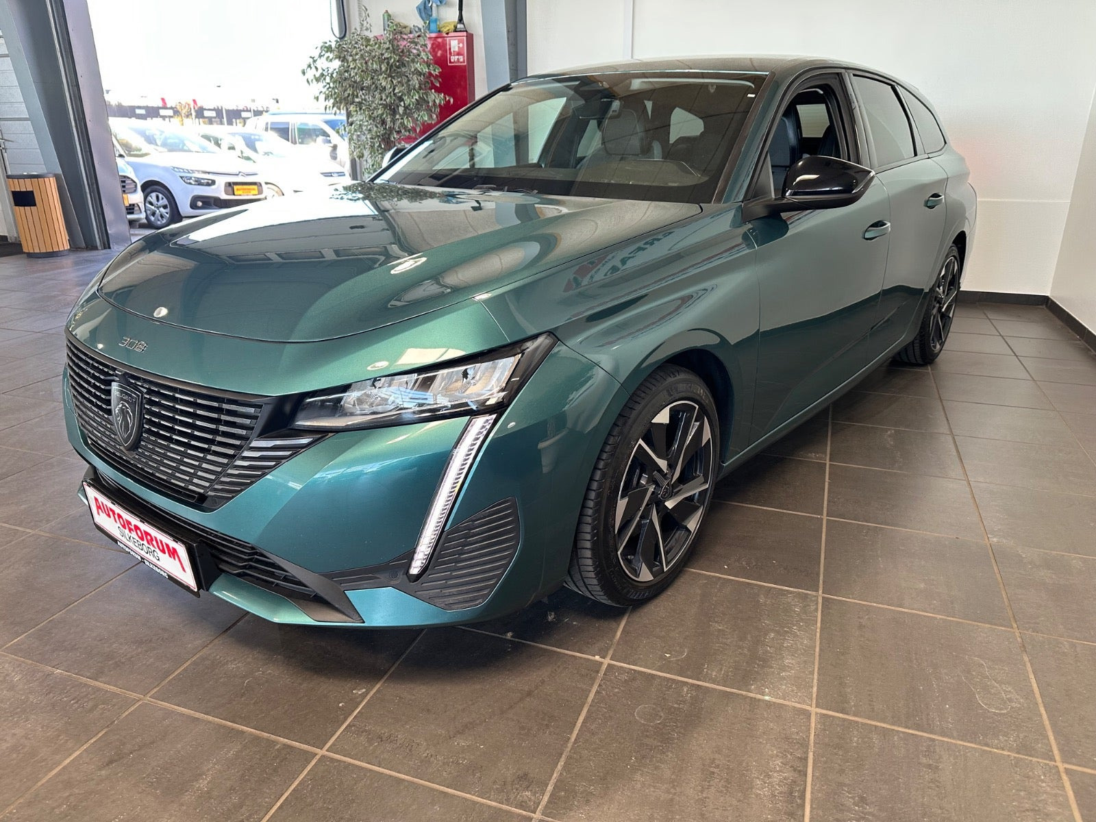 Blå Peugeot 308 fra 2022